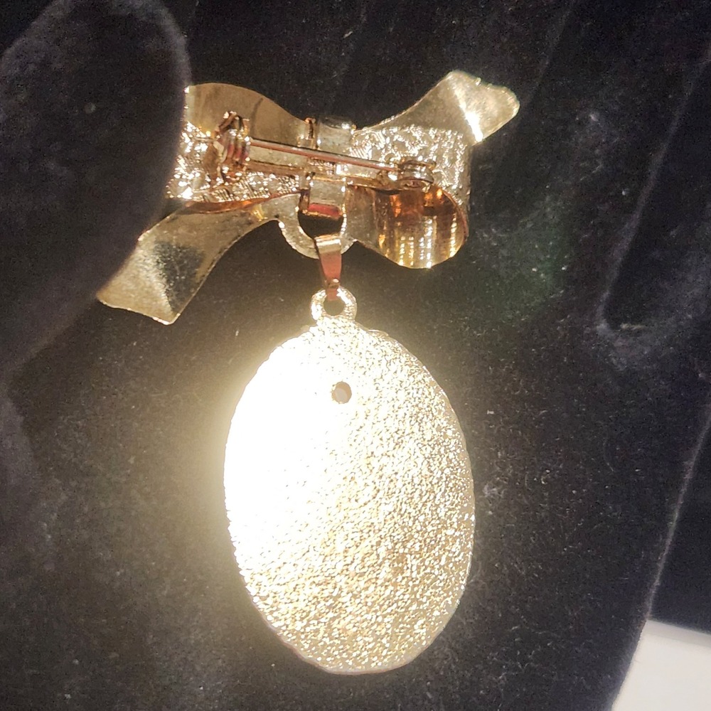 Vintage Gold Tone Bow Brooch with Oval Photo Frame Pendant Charm - Picture 4 of 10
